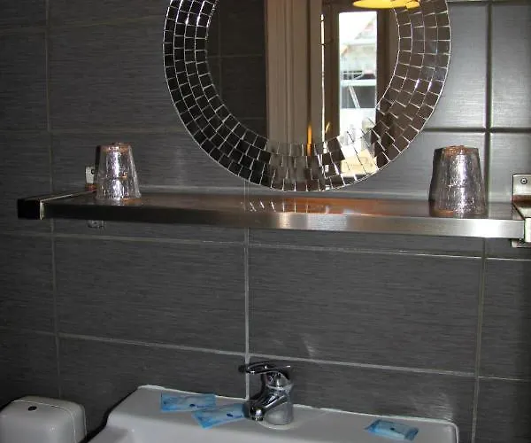 מלון L'auberge Du Cochon D'or 2*